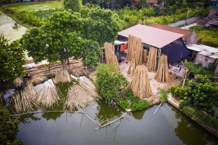 Làng Xuân Lai nhìn từ trên cao với những bó tre dựng quanh ao